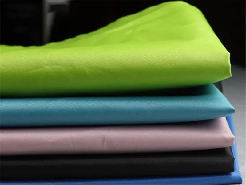 Tissu en taffetas de polyester 170t/190t/210t avec revêtement argenté pour couvercle/rideau