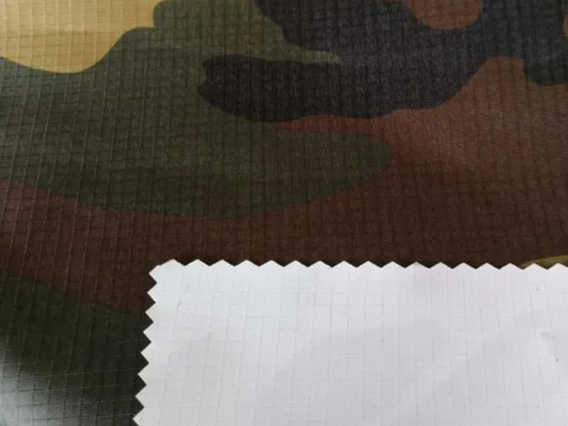 Taffetas de polyester indéchirable à imprimé camouflage avec revêtement en PVC blanc