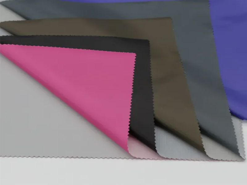Tissu imperméable en taffetas de polyester 210t avec revêtement en PVC blanc pour imperméable