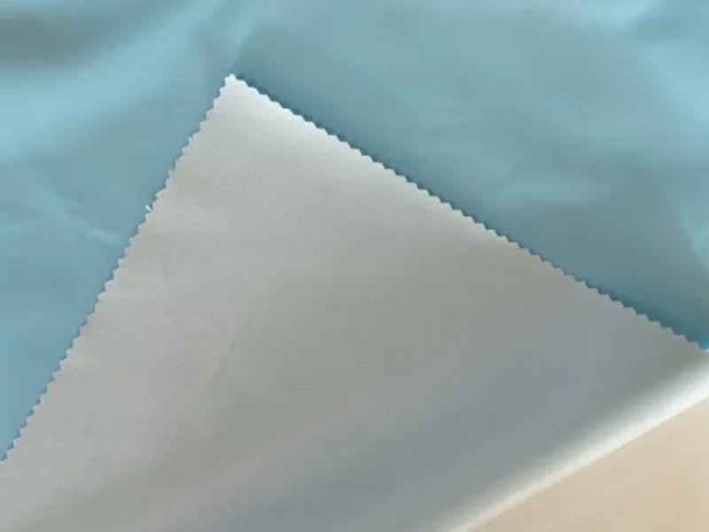 3 couches de tissu collé en polyester pongé imperméable.